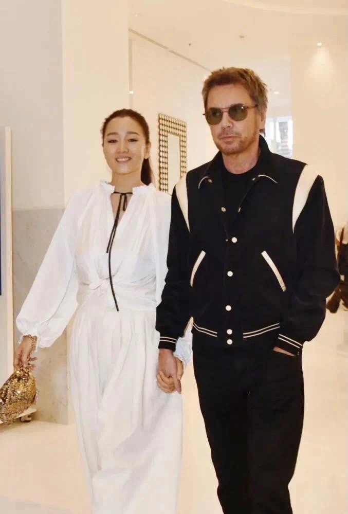 巩俐夫妇随马克龙访问,评论里打翻了五味瓶,醋味十足!