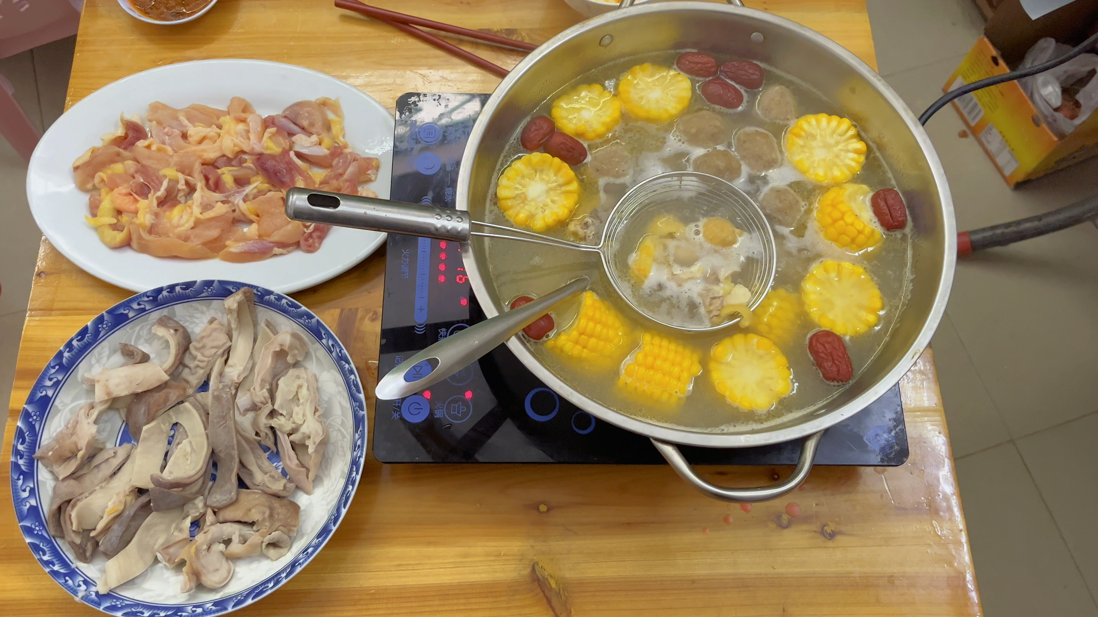 天气冷,今天买了一个猪肚,分享猪肚鸡火锅广东做法,清淡鲜甜