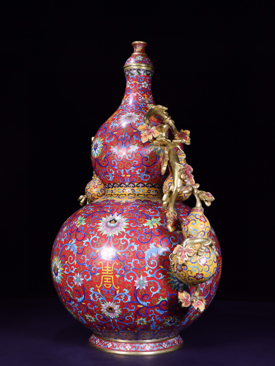 回流:清铜胎掐丝珐琅彩鎏金葫芦赏瓶. 规格:高54.3厘米,长43.