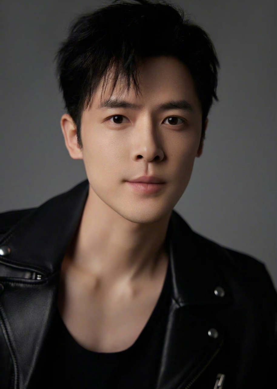 好久不见付辛博,他晒出近照秀健硕体型,外形不显老,气质也很man,和