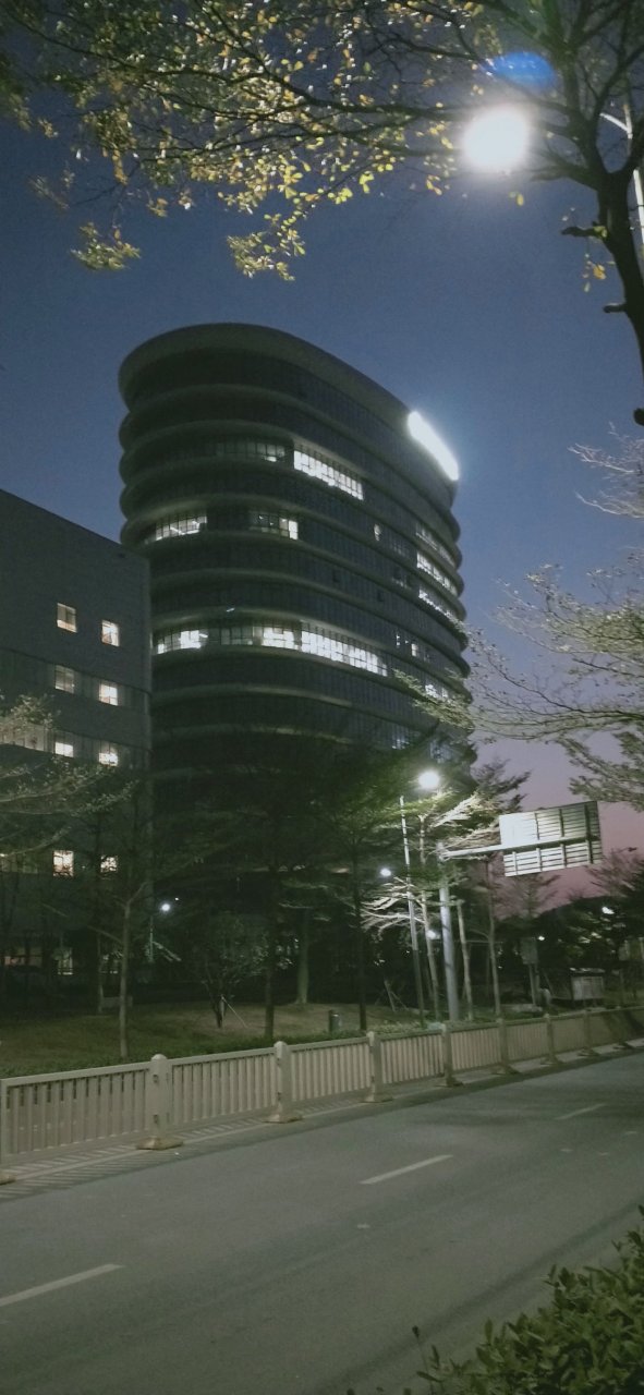 一个人在路边徘徊不定,走走停停,没有方向!