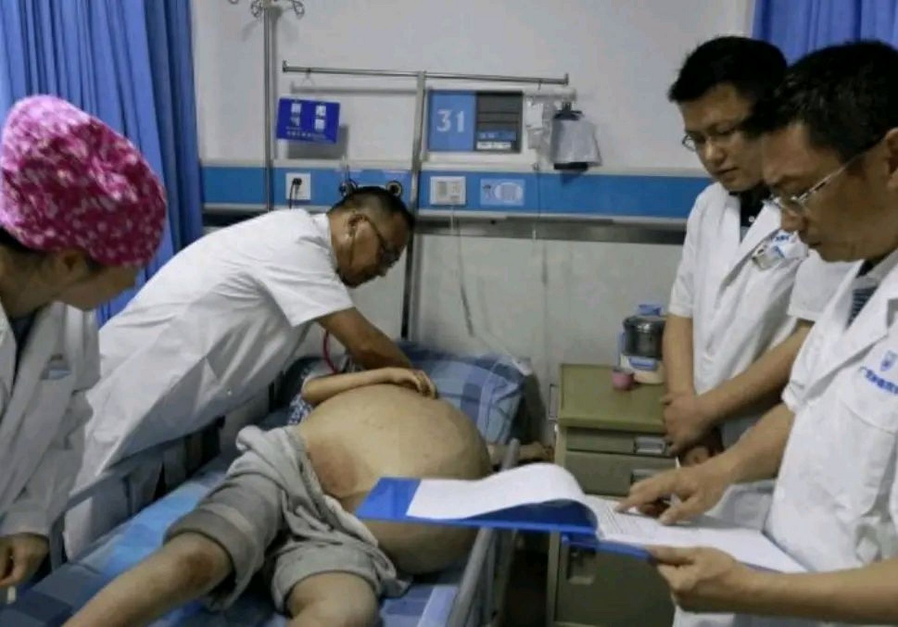 一男孩被同事以高压枪塞入肛门充气,肚子鼓得非常大,肚皮上的血管清晰