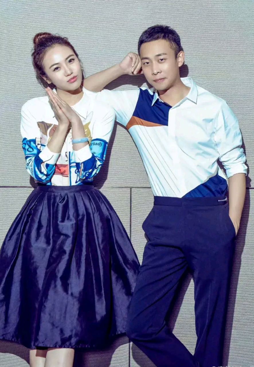 和张译穿情侣装的女人是谁呢?好像不是他的老婆吧.