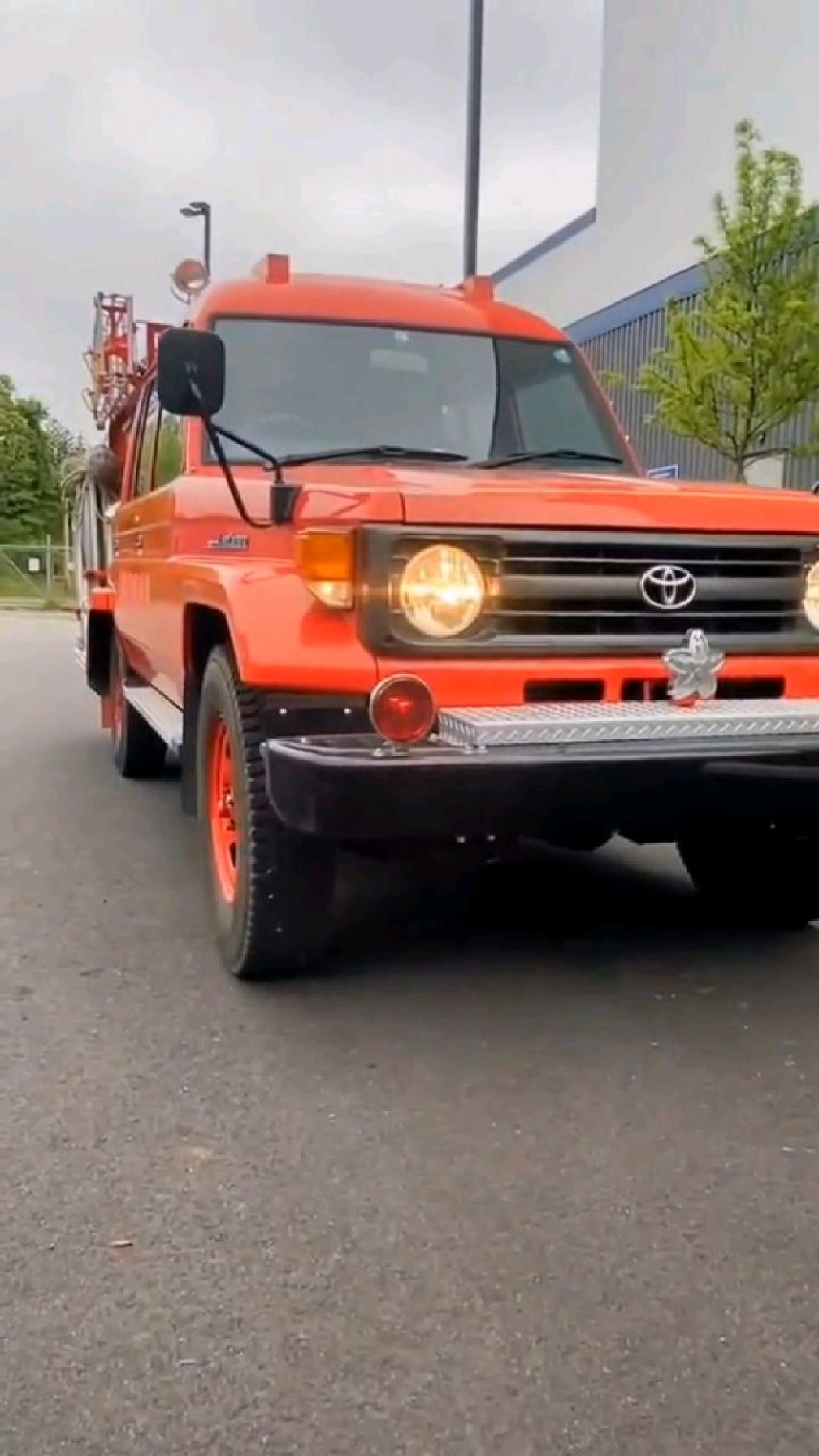 基于丰田陆地巡洋舰70系列制造的消防救火车