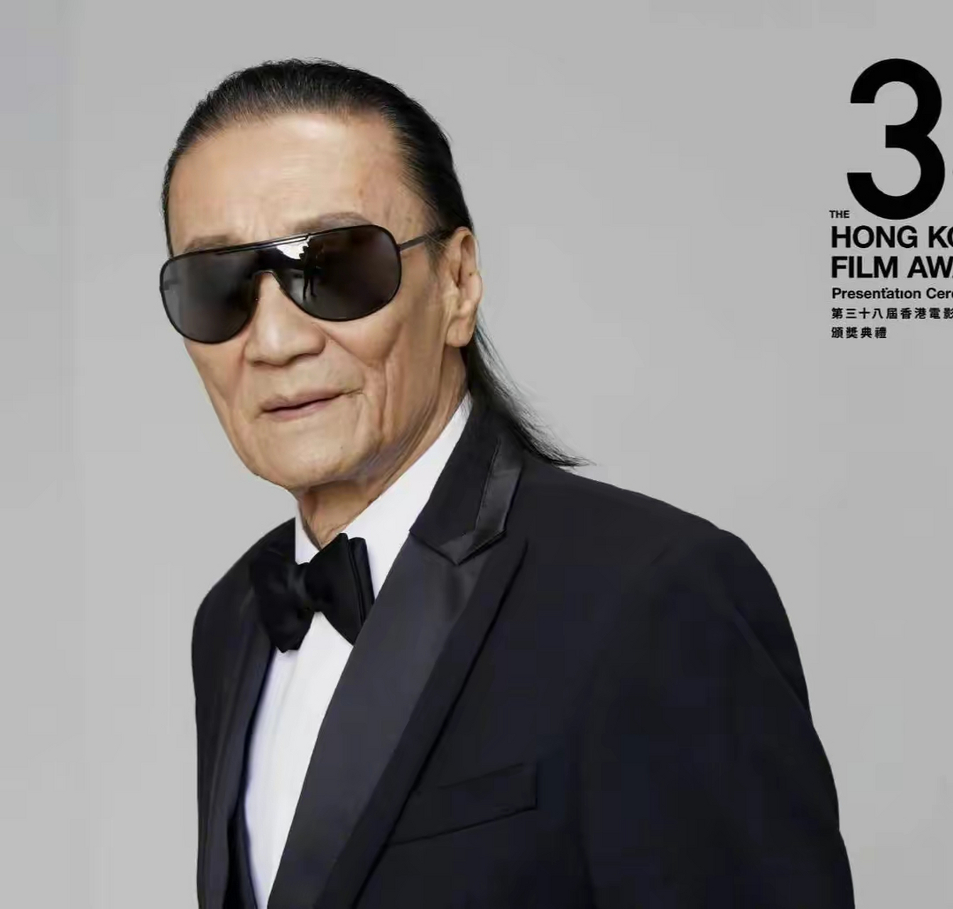 86岁谢贤香港被偶遇!直勾勾地盯着女粉丝看,双腿细如麻杆超恐怖