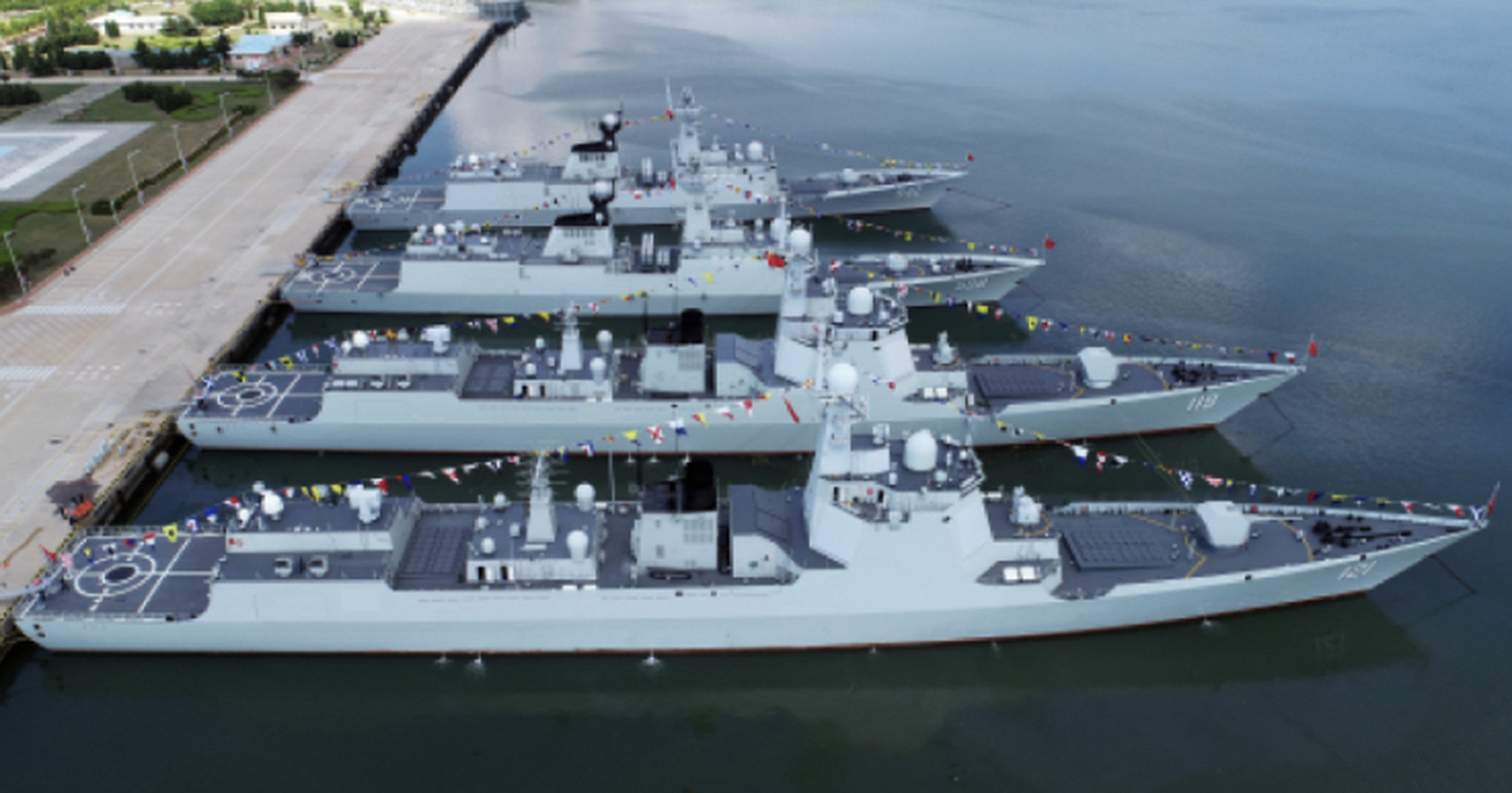 我海军4艘052d驱逐舰和054a护卫舰船尾靠岸停泊!