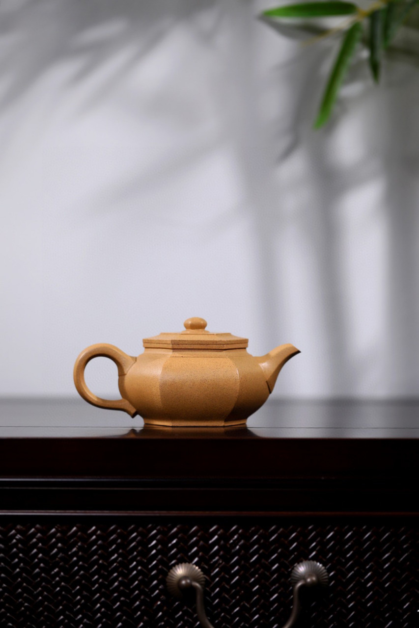 大彬六方|优质黄金段|250cc|全手  壶身呈六棱柱型, 整壶方扁,壶型圆