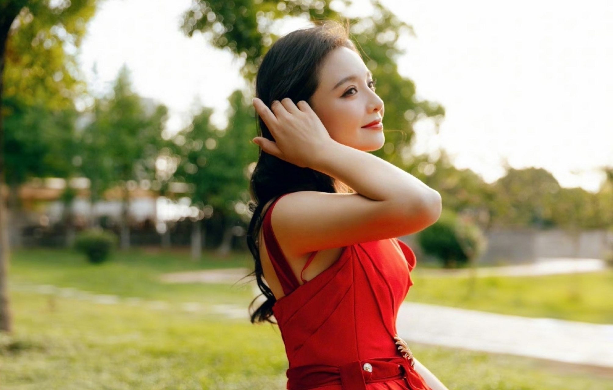 孙茜# 一袭红色礼裙,肤白貌美的容颜,窈窕曼妙的身材,白皙水嫩的肌肤