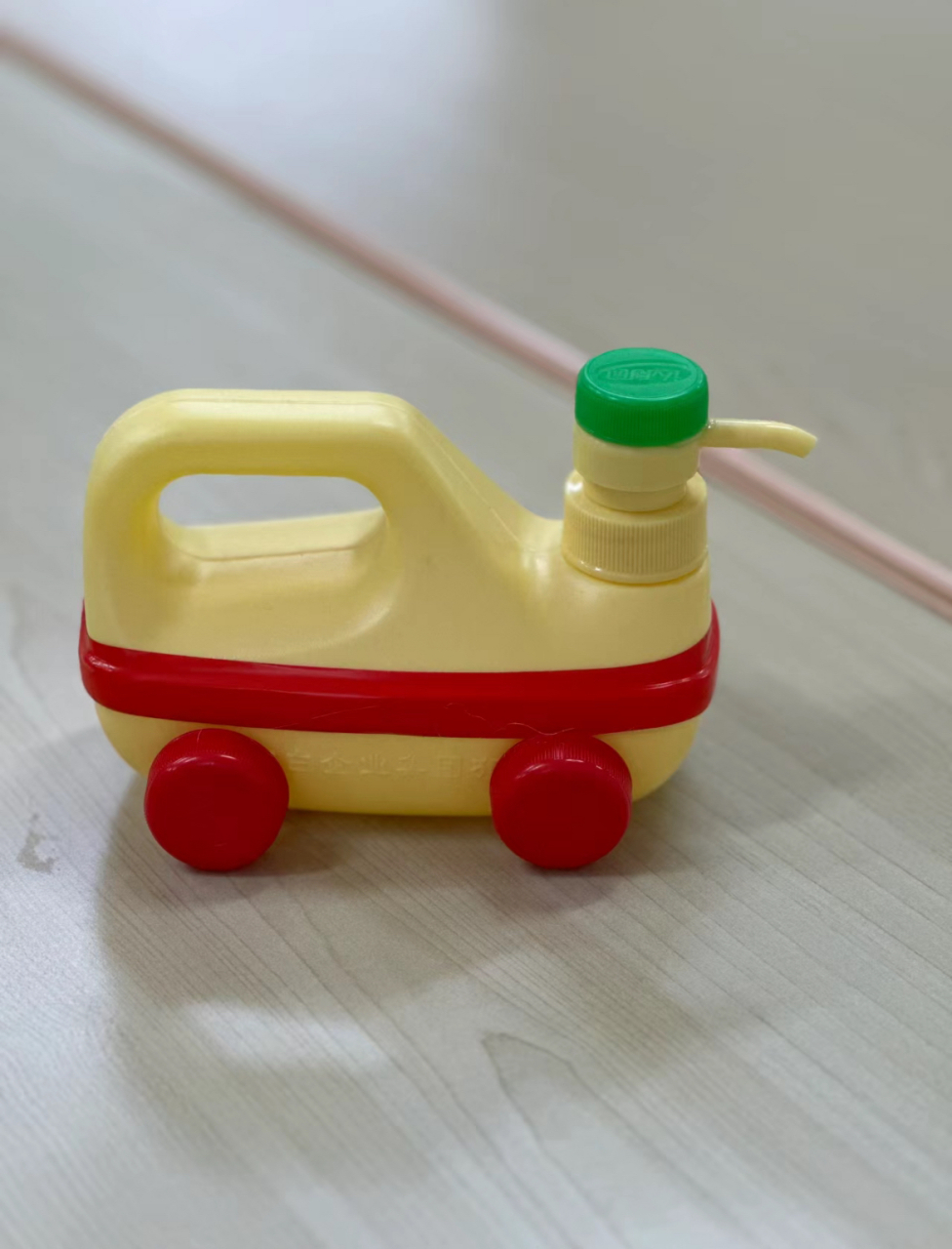 网友在家废物利用,自制玩具小汽车,这个才华我真的叹为观止