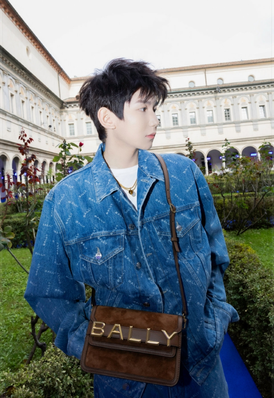 bally全球品牌代言人王源率先身着bally2024早春系列驻足花园秀场,随