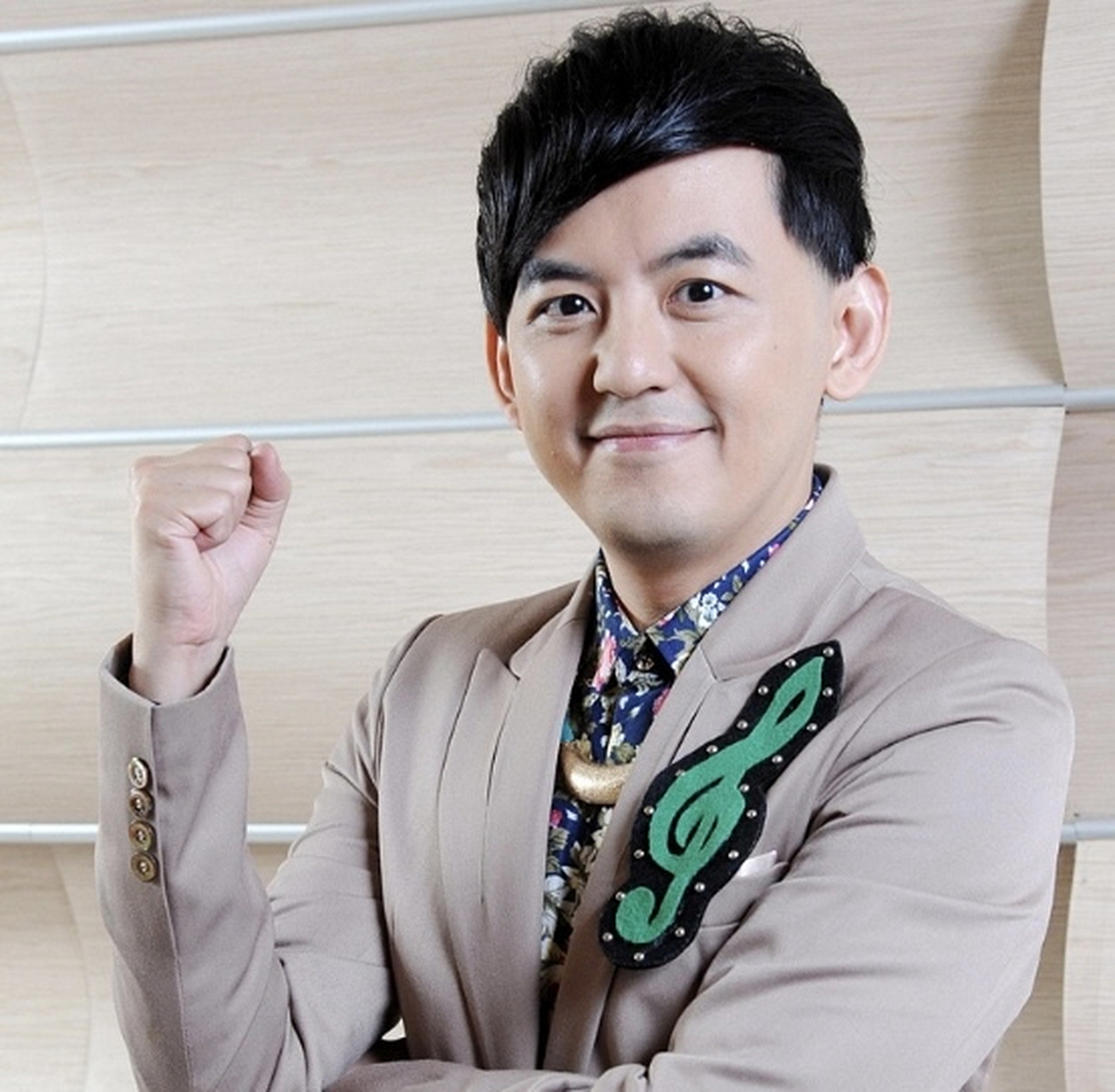 19日,知名主持人黄子佼被指控在一女生19岁时强吻对方且拍裸照.