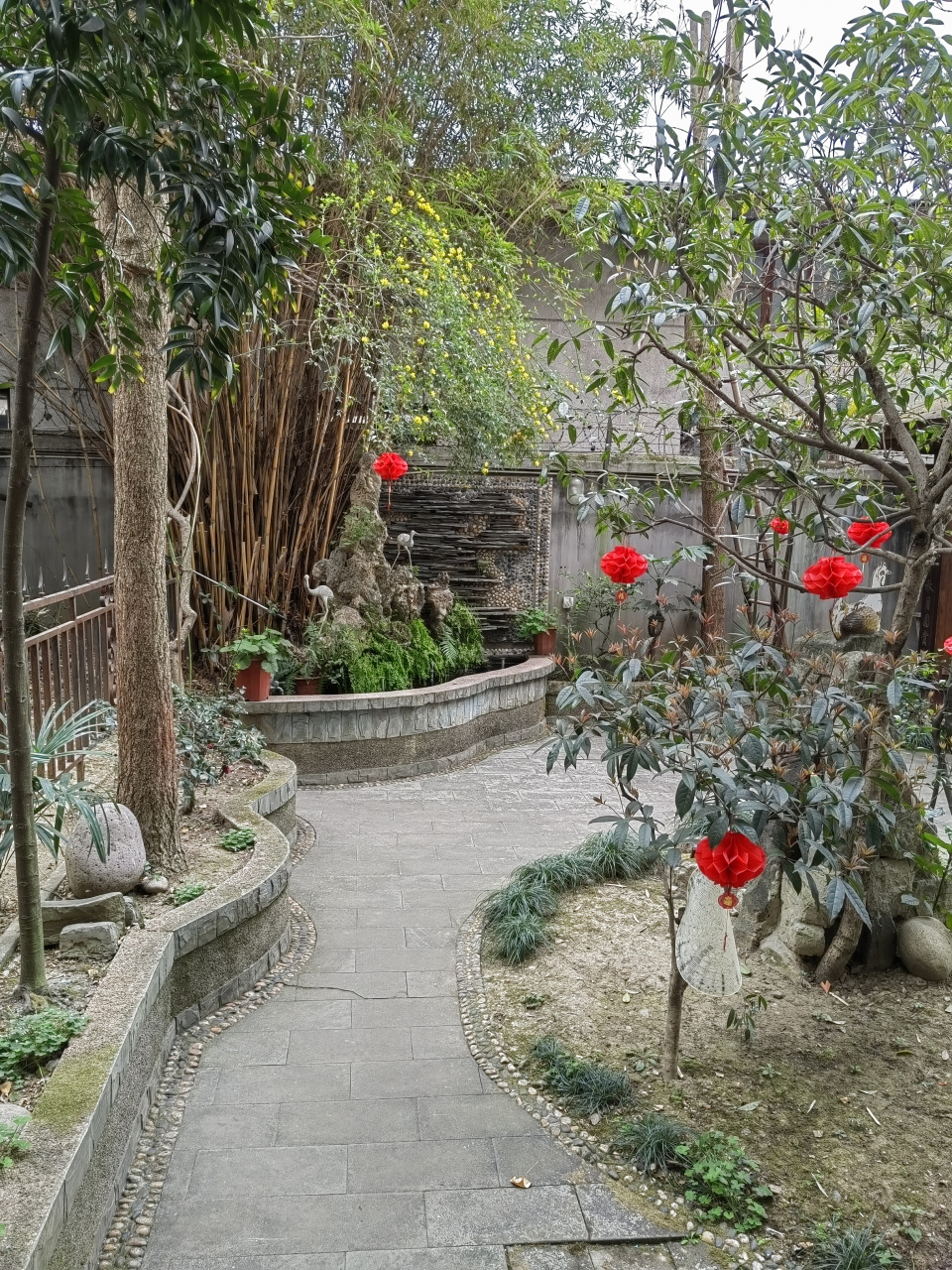 想要以后的日子越过越好,靠谁也不现实,靠谁都靠不住,靠谁都不踏实.