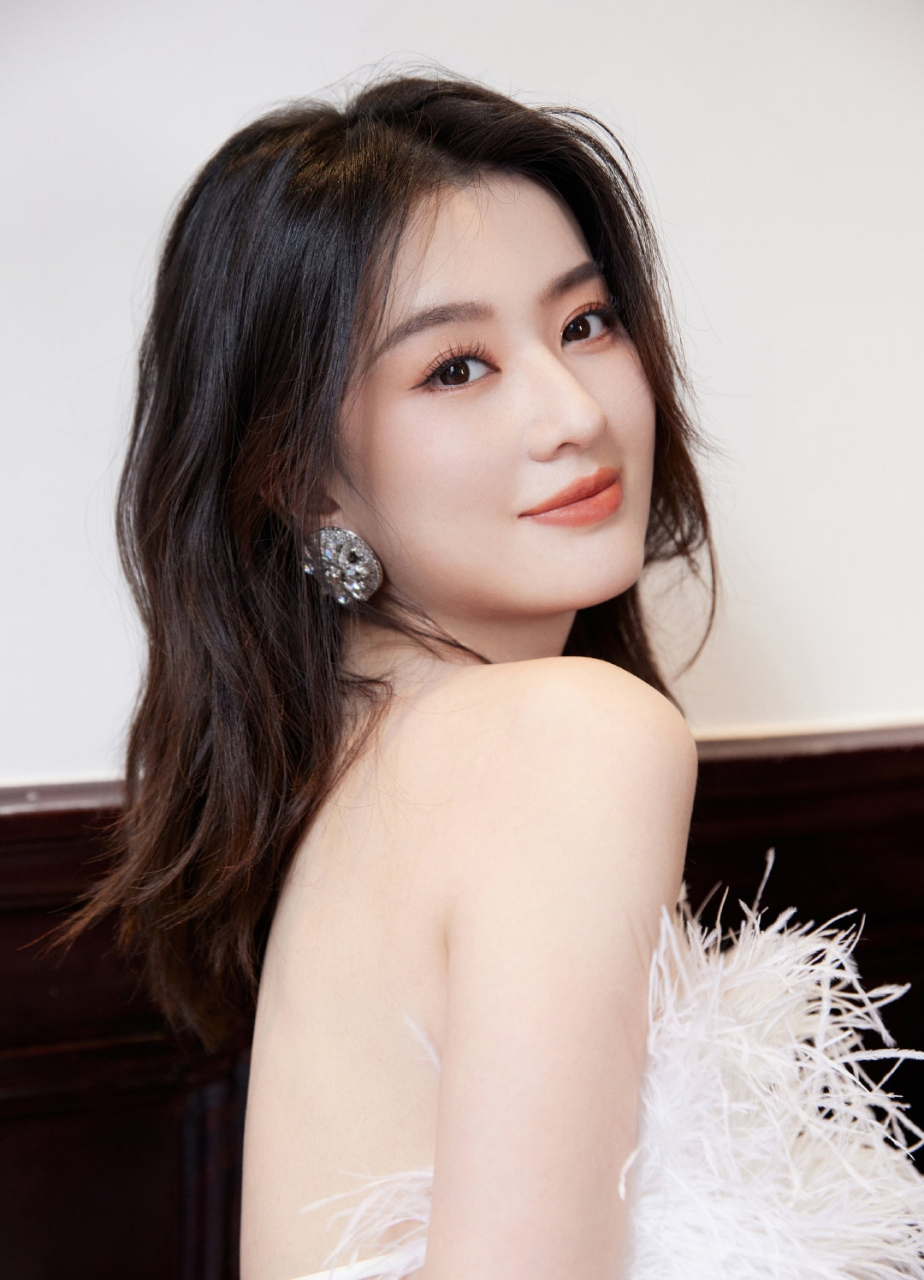 乔欣# 一袭白色抹胸长裙,妩媚多姿的身材,白皙水嫩的肌肤,纤瘦直暗哪