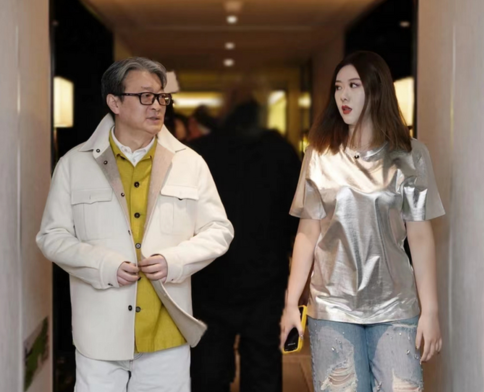姜武女儿办画展排场大,众多明星大腕捧场,姜文姜武和姜可心罕见同框