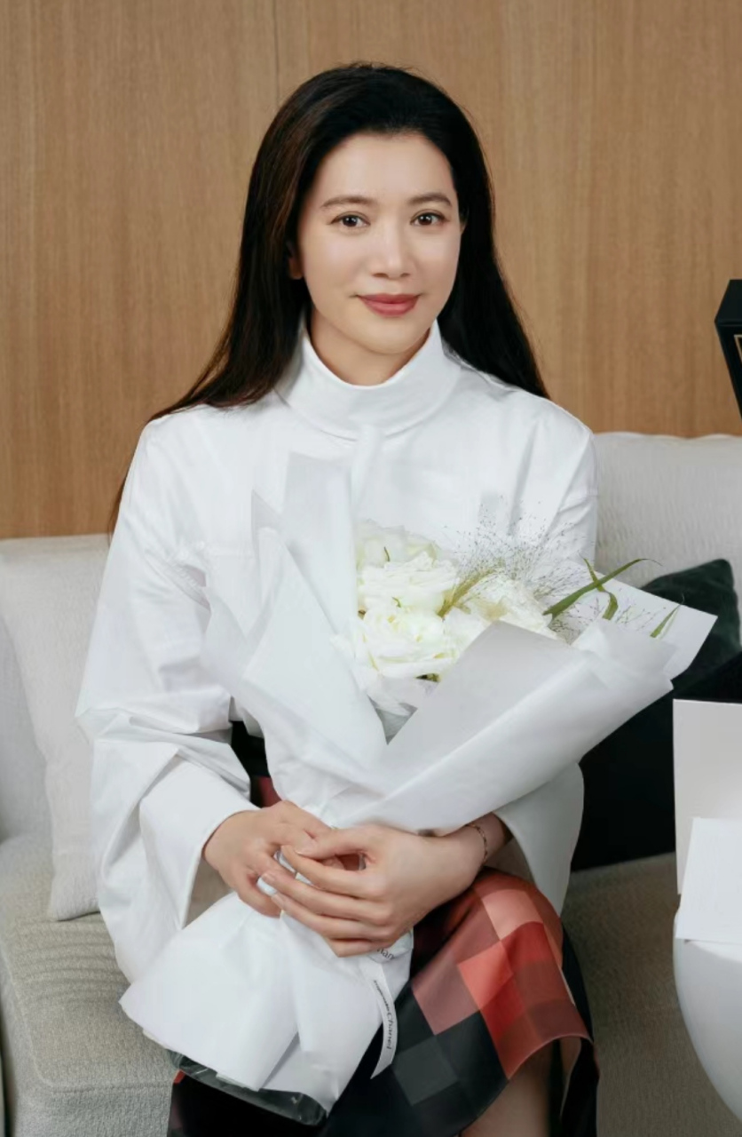 袁咏仪提前收到520鲜花,张智霖一把年纪了还是那么浪漫,白色玫瑰更加