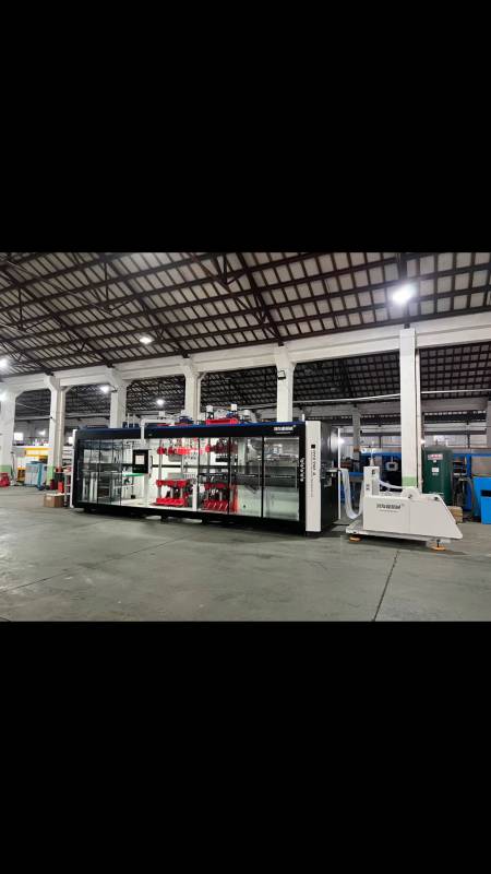 鸿友星全自动正负压三工位吸塑机全新款外观设计,高端大气,高品质