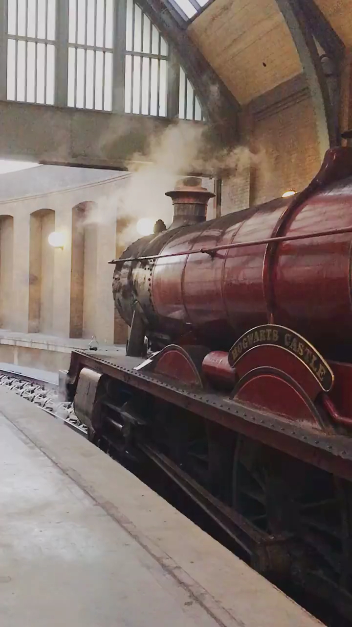 开往霍格沃茨城堡的特快列车5972号发车了环球影城哈利波特