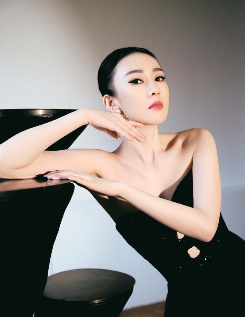 童瑶一袭黑色抹胸裙,搭配简约盘发,优雅高贵,性感妩媚,女人味十足!