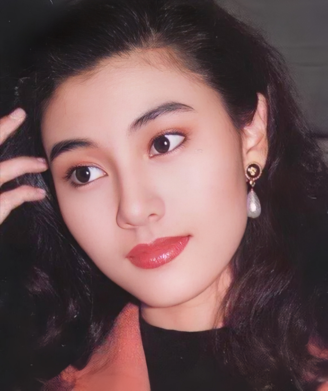 年轻时的李嘉欣在电影拍摄现场与经纪人陈善之的合影,年轻时的李嘉欣