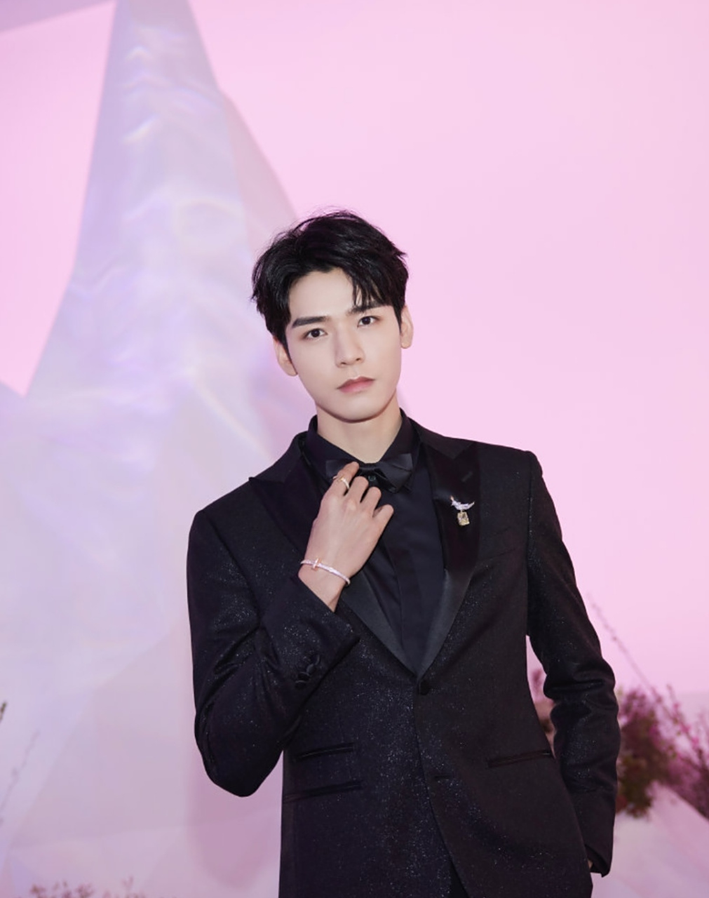 龚俊亮相活动宛如贵公子,黑色长发干净清爽有气质,再配合一身纯色西装