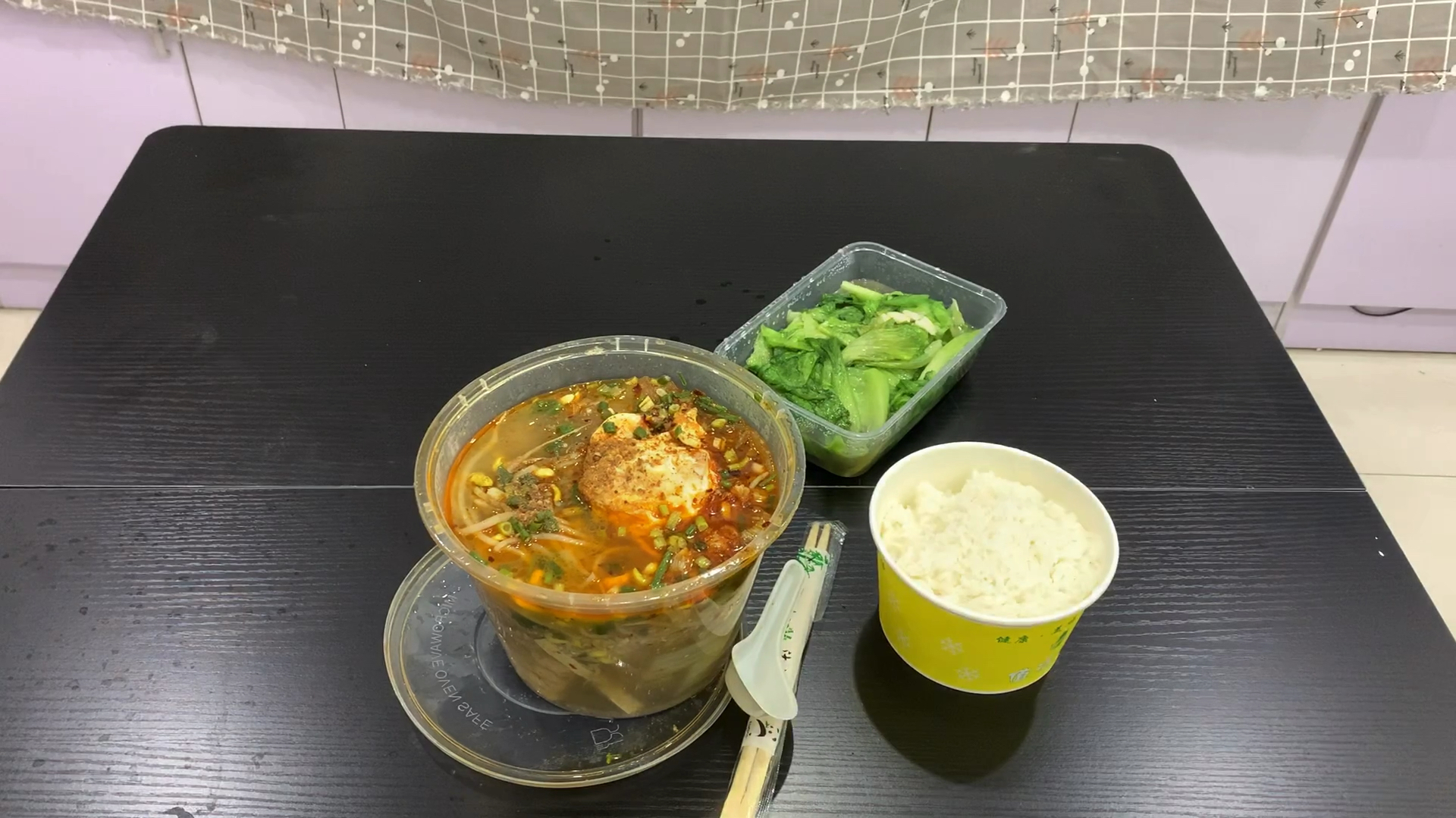 今天吃的比较清淡,麻辣烫,蒜泥生菜