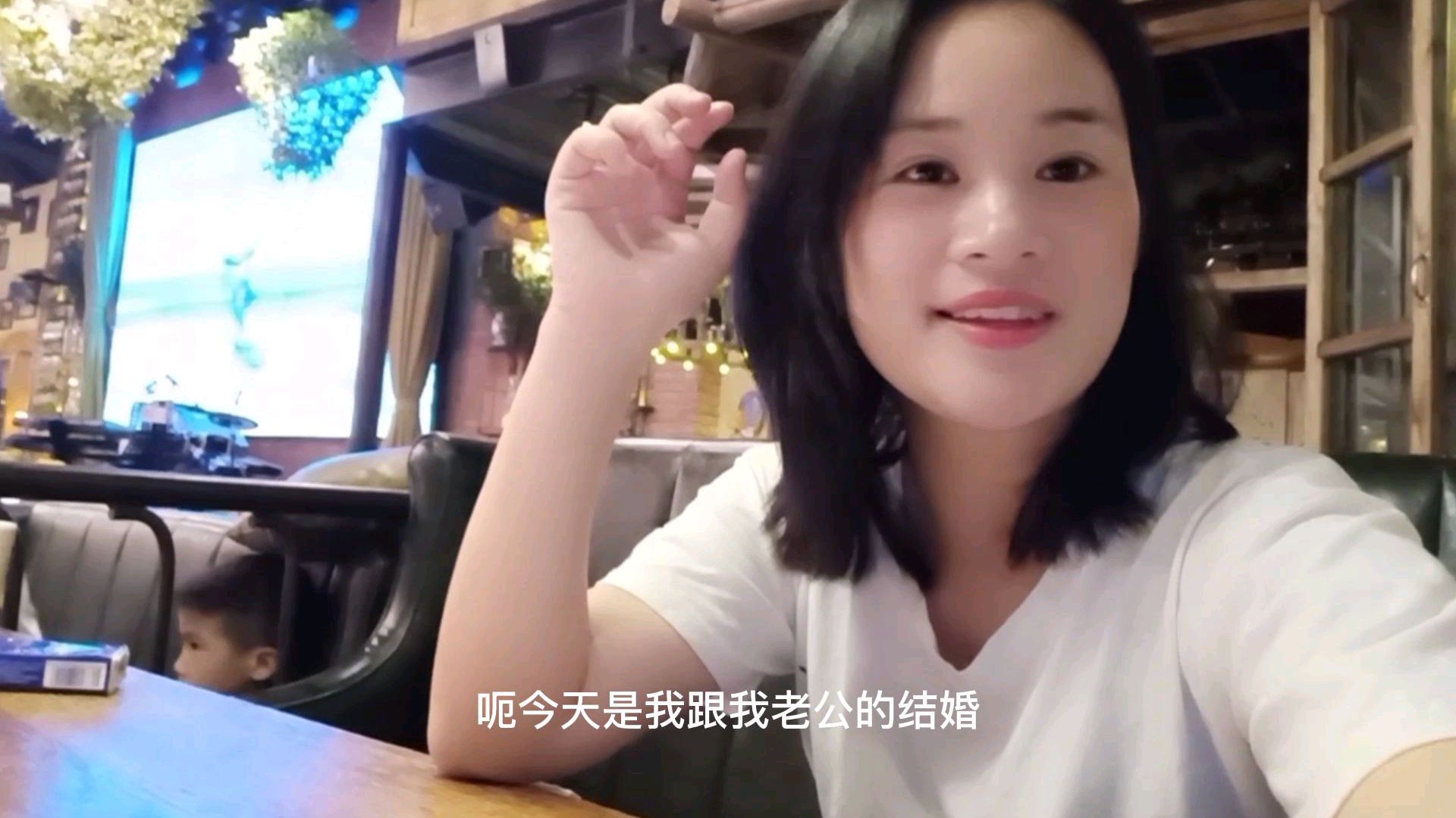 盈盈一家三口去过结婚周年纪念日,场景温馨美食又香,幸福是陪伴