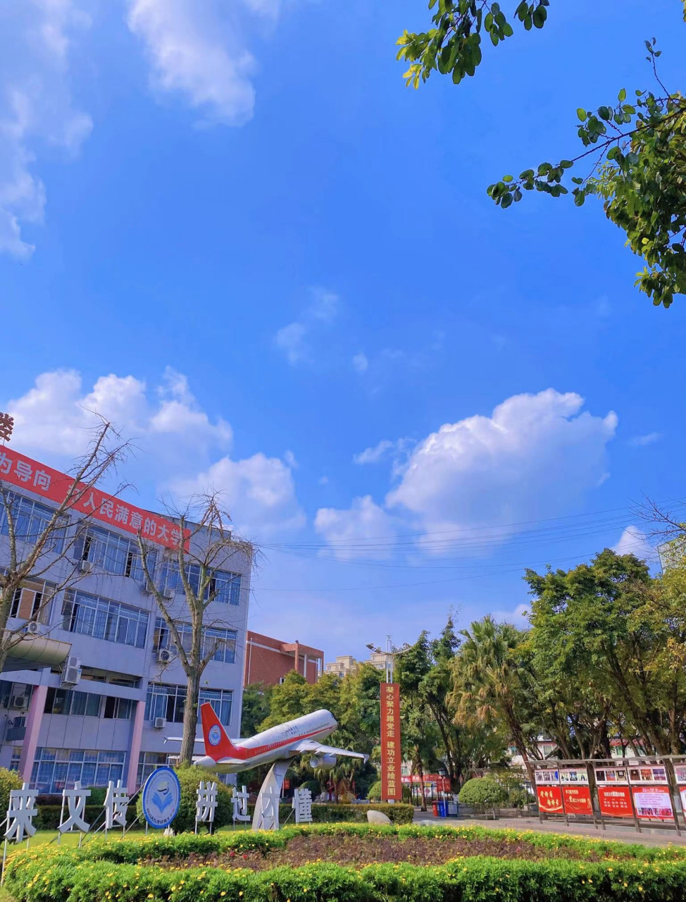 今天拍出来的四川文化传媒职业学院好有漫画里面夏天的感觉