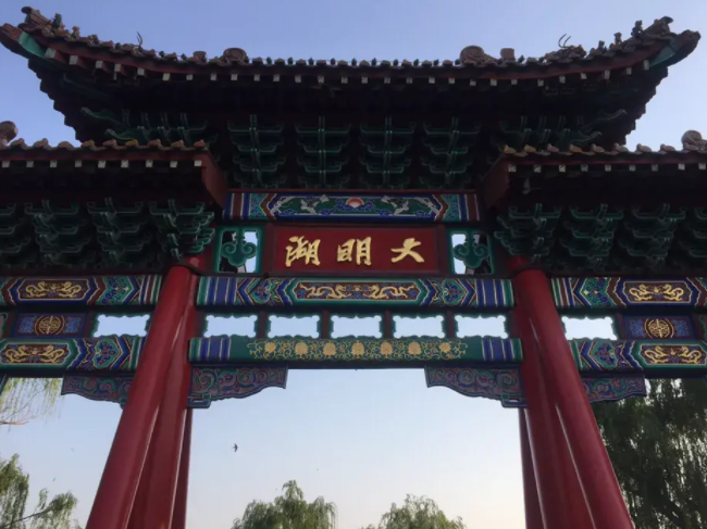 大明湖畔的石碑上为何出现错别字,你知道是什么原因吗?一起看看