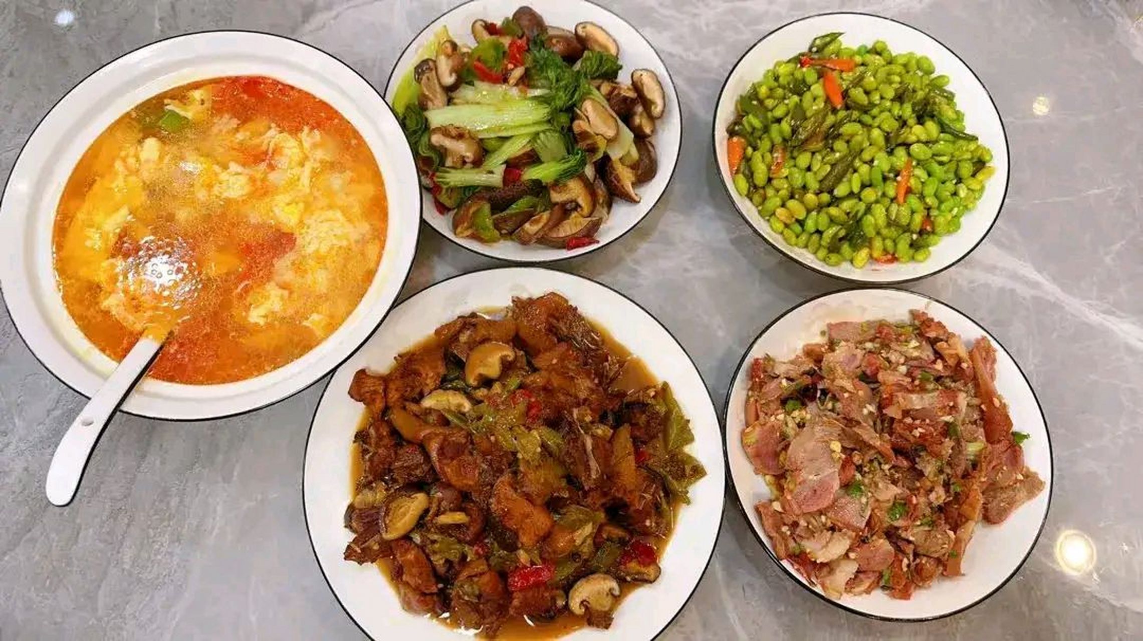 下班回来,婆婆已经煮好饭,四菜一汤.