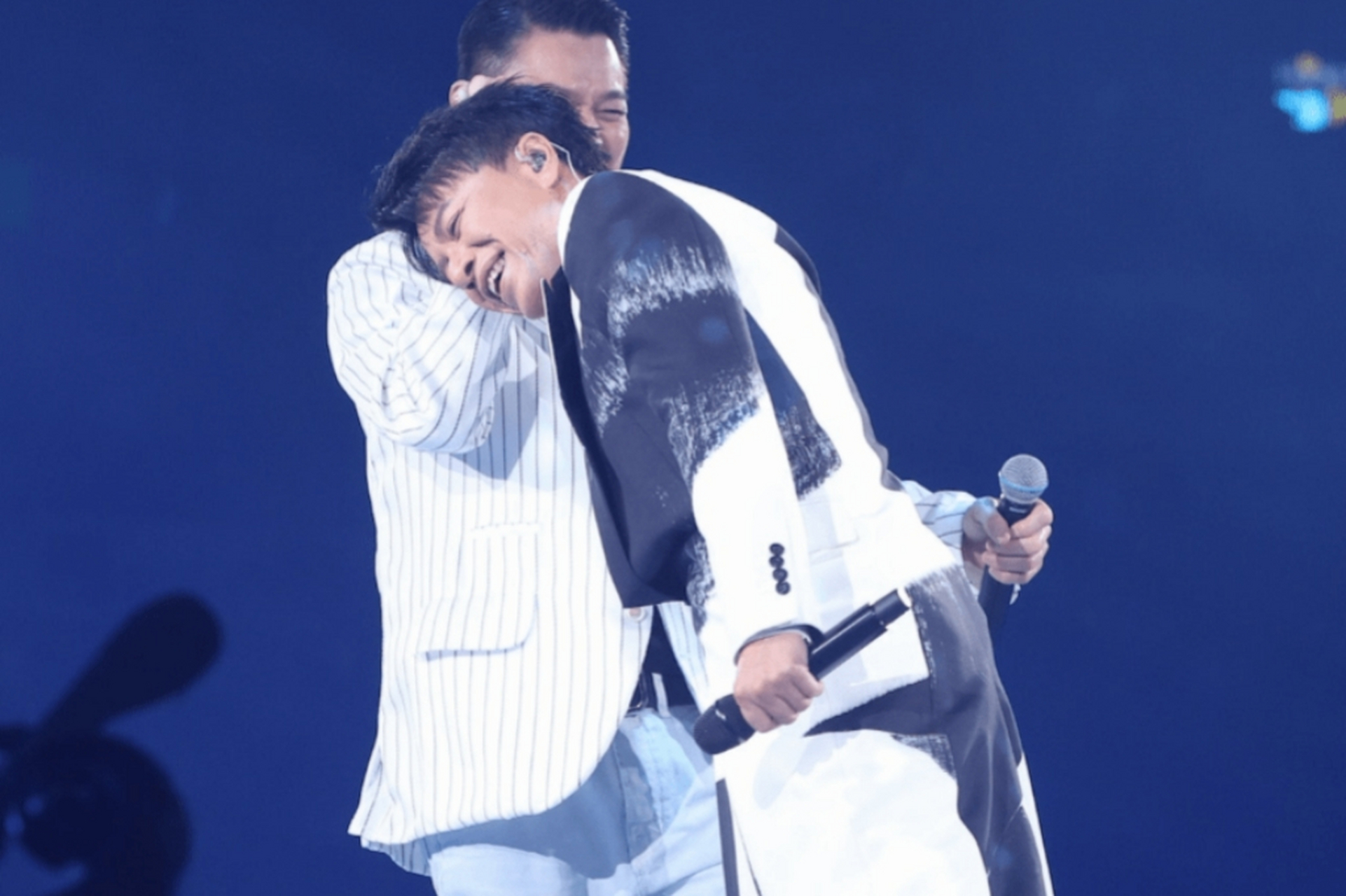 5月21日,香港红磡体育馆爆满了,因为昨晚的演唱会特别邀请了天王