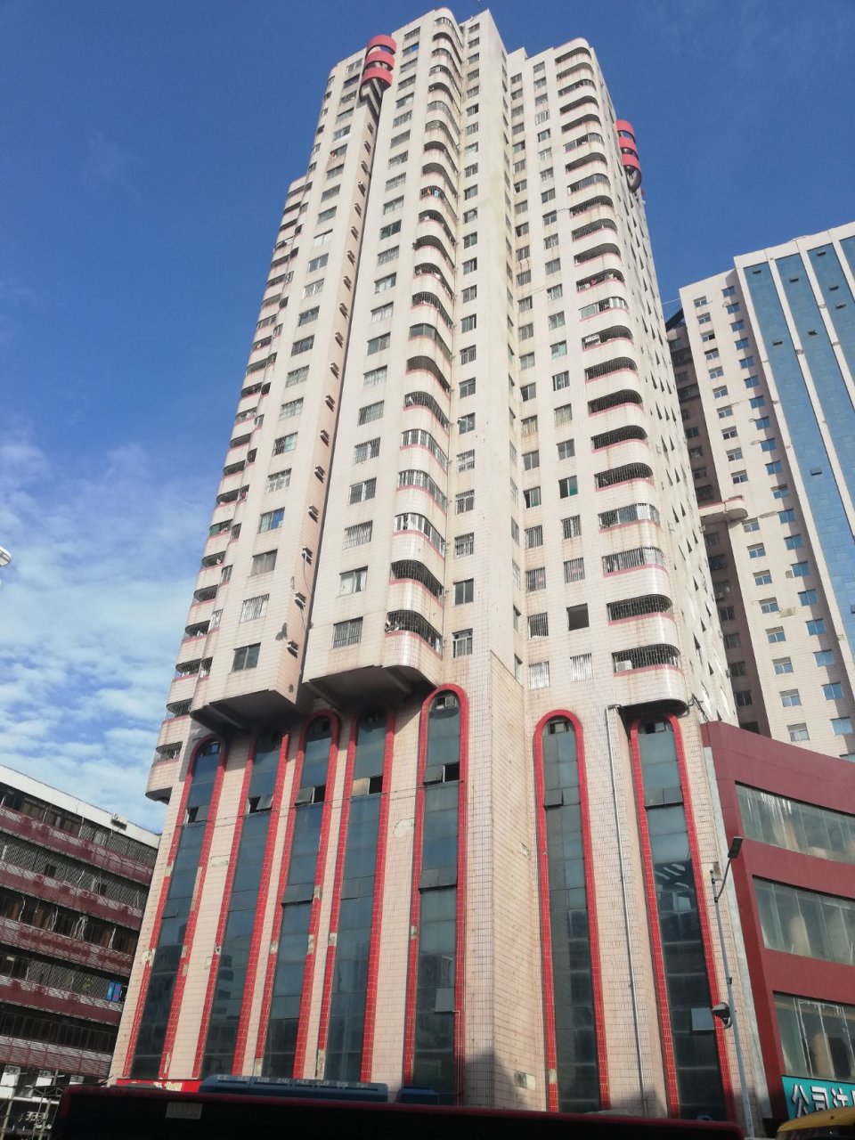 被网友称为深圳第四大邪楼的深圳布吉宝龙大厦,建好二十来年,裙楼一直