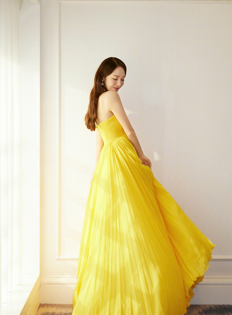 郑秀妍# 一袭黄色挂脖露背礼裙,肤白貌美的容颜,窈窕曼妙的身材,仿