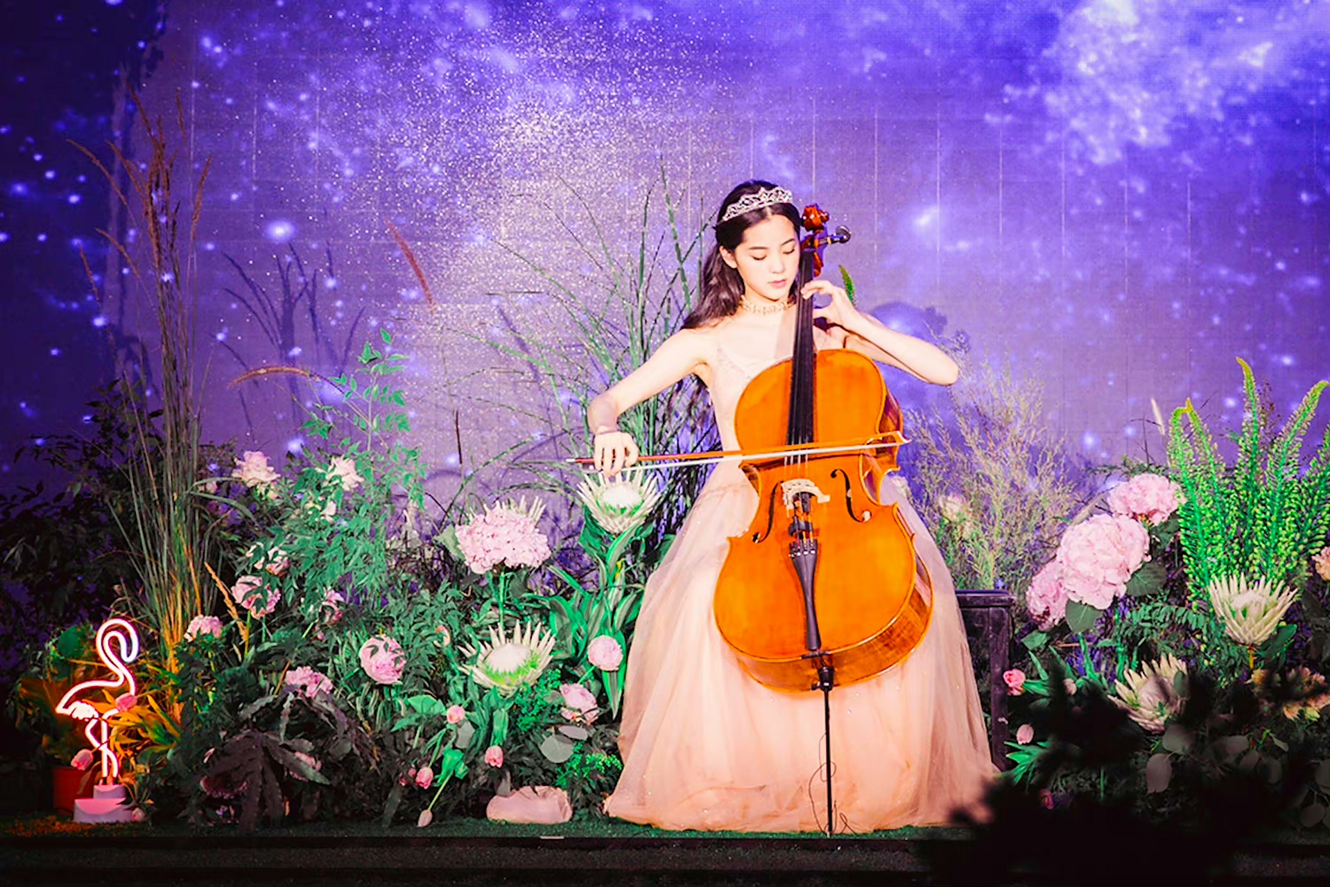 欧阳娜娜,长得好看,性格开朗又会拉大提琴的娜娜谁不爱呢.