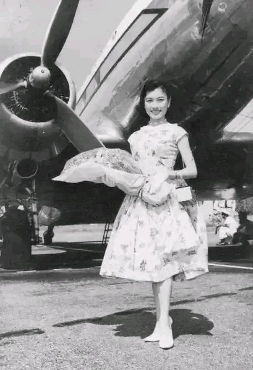 20世纪70年代,名媛唐瑛回国探亲,身着一袭艳丽的翠绿旗袍,身材窈窕