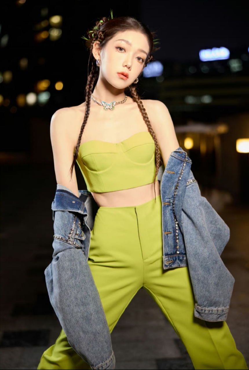 麻花辫少女#希林娜依高# 一袭嫩绿色套装,肤白貌美的容颜,窈窕曼妙的