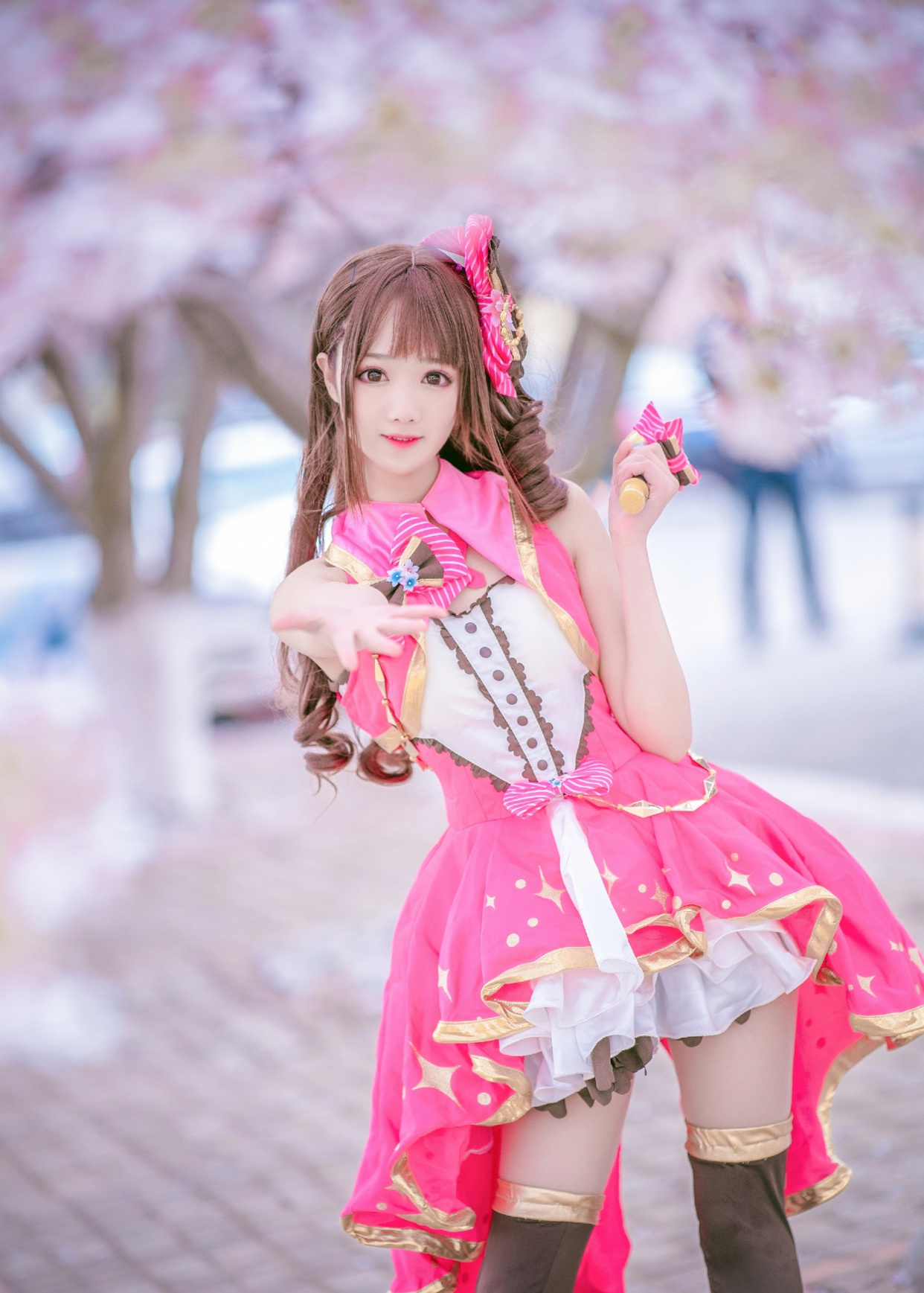cosplay:开满樱花的树下,这个可爱的岛村卯月很有少女偶像的感觉