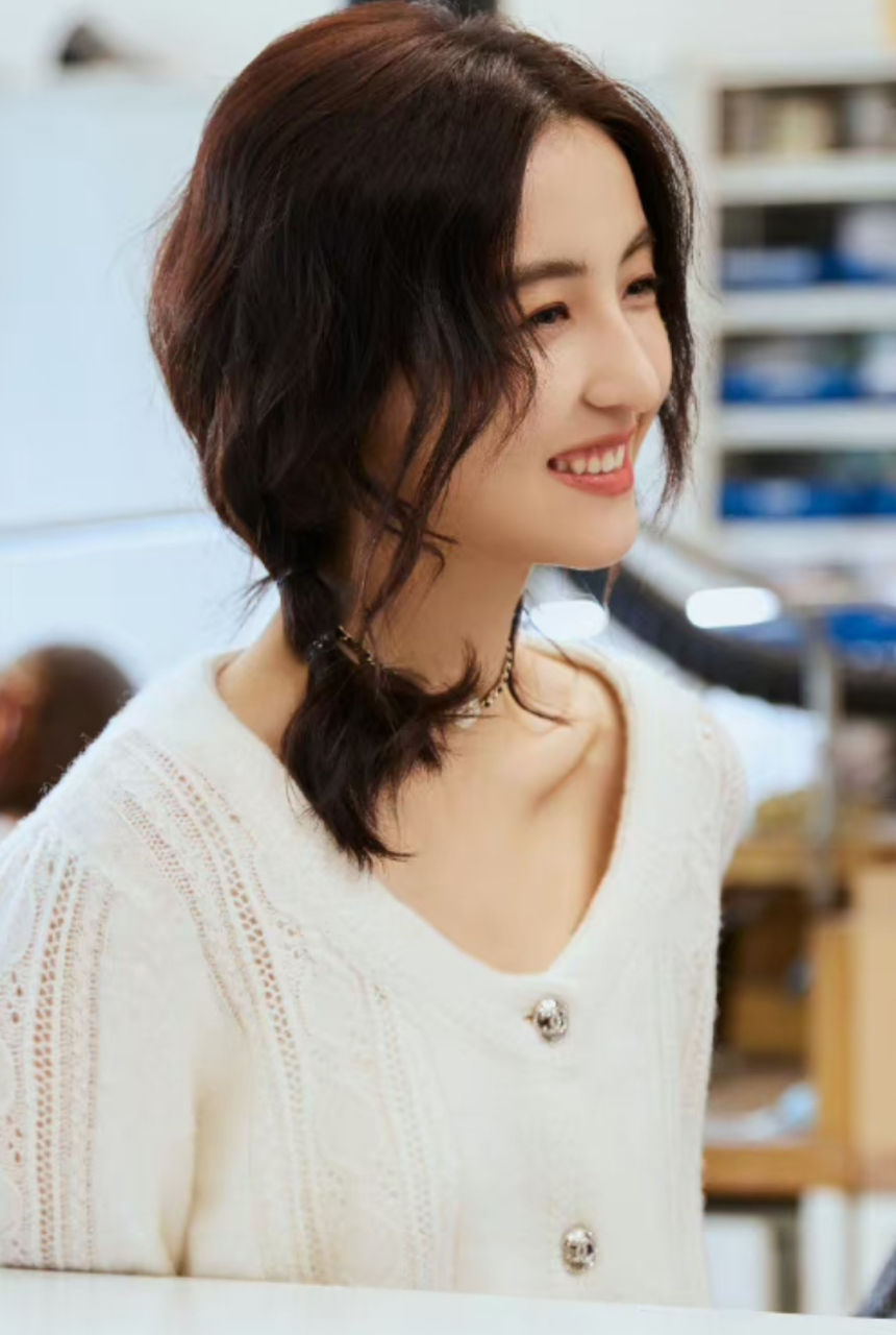 张子枫亮相活动俏皮十足,新发型做得甜美又自然,妹妹笑起来连周围的