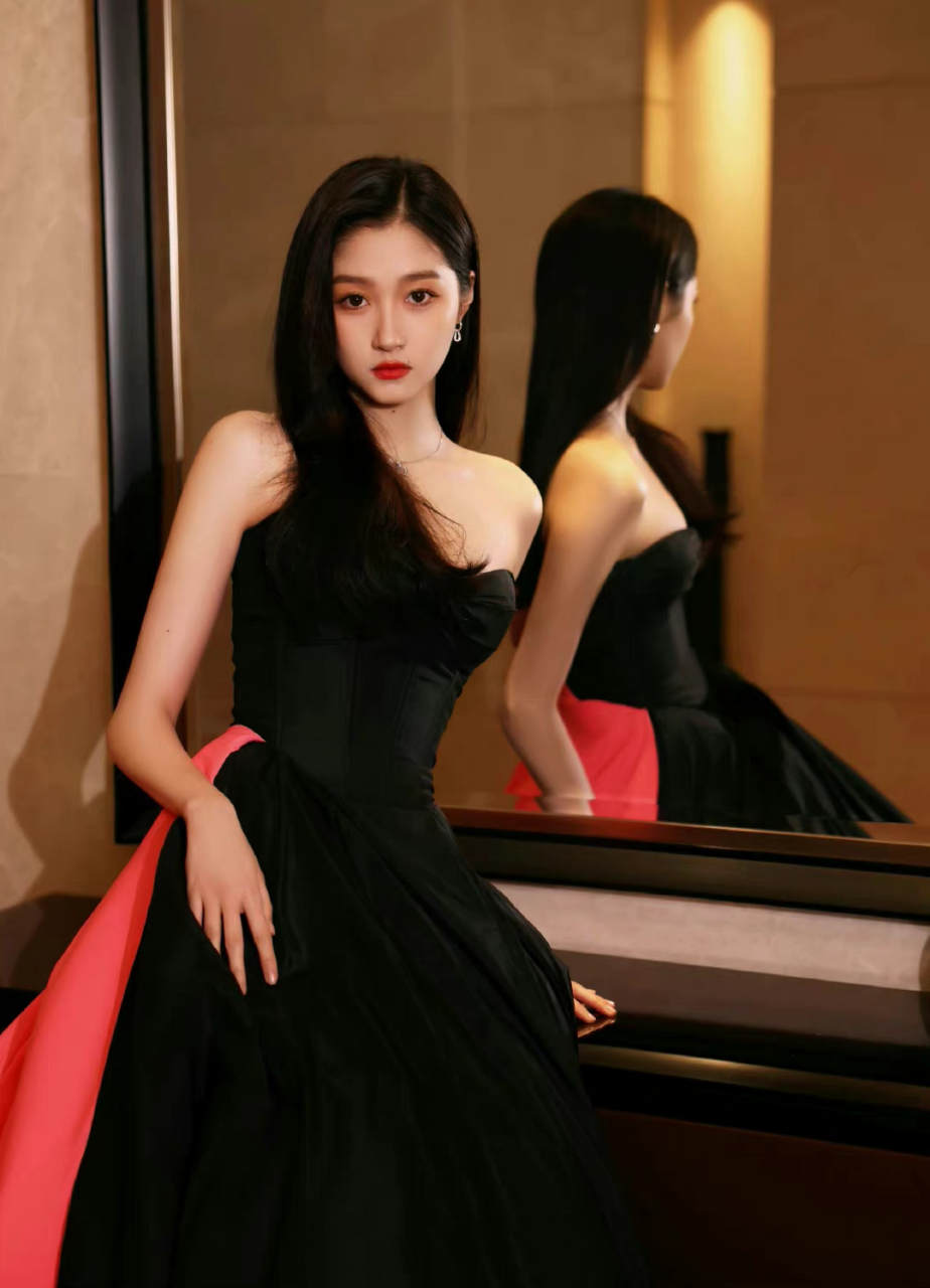 关晓彤# 国剧盛典红毯造型,肤白貌美,身材曼妙,甜美迷人