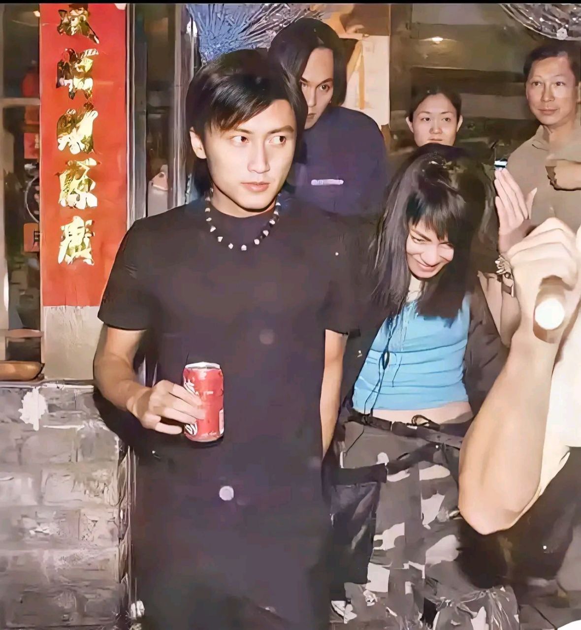 王菲大谢霆锋11岁,这是2000年的第一次约会,他俩真的好年轻,感觉