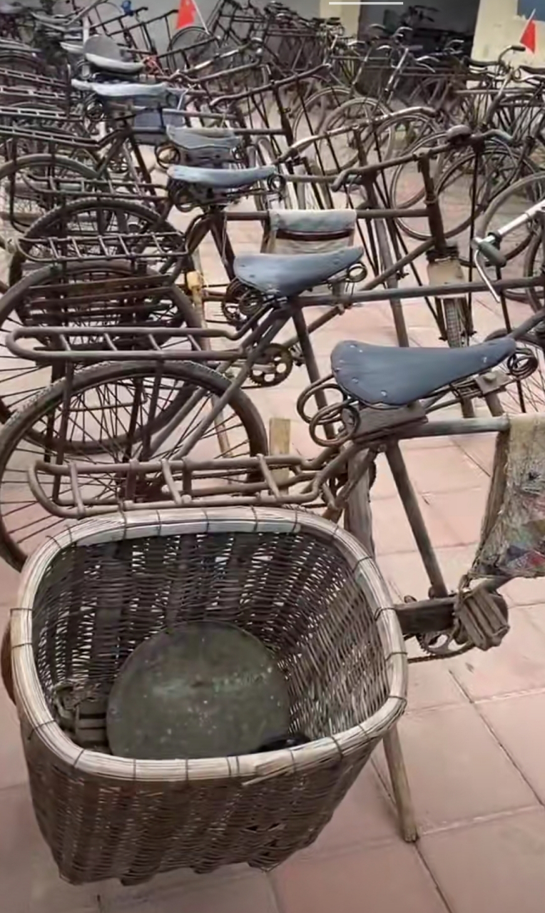 大铁驴,这存的得好几十辆吧!#趣图搞笑# #搞笑内涵图