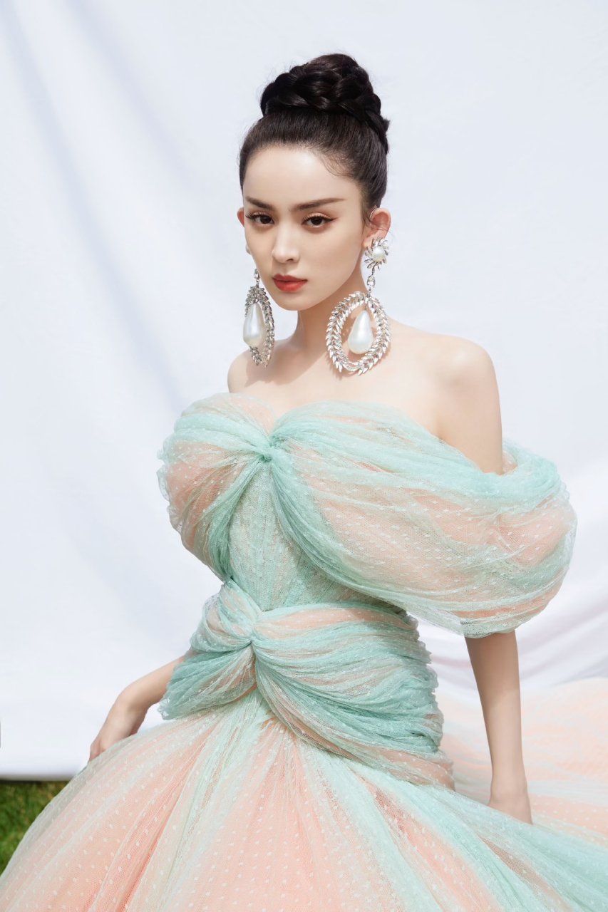 古力娜扎这回穿的真"招摇",一字肩网纱拼色礼裙配个性耳环,形状过大