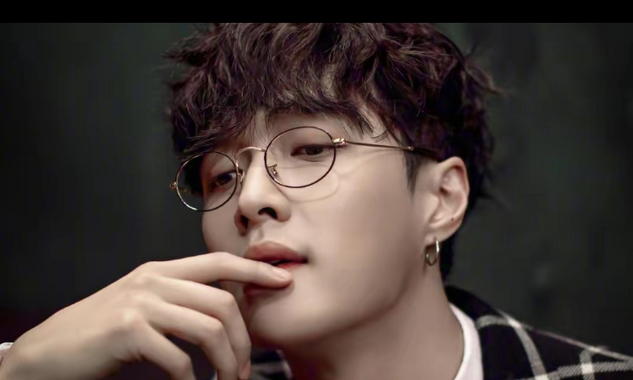 张艺兴被曝是亲妈"傀儡",身边助理都是亲戚,工作室和粉丝闹掰 张艺兴