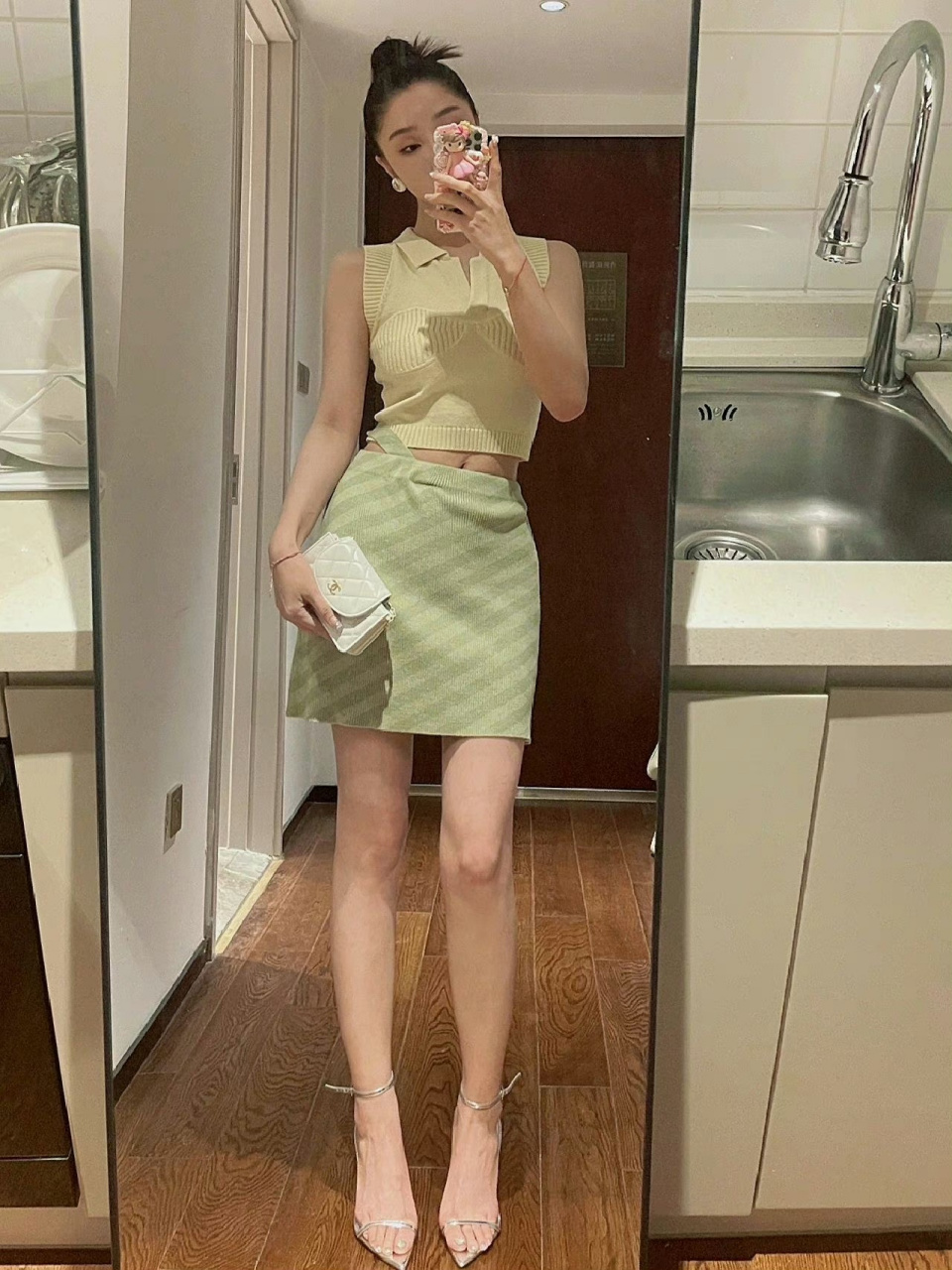 肖燕大长腿配一字高跟鞋漏出白嫩的美脚丫,性感又迷人.