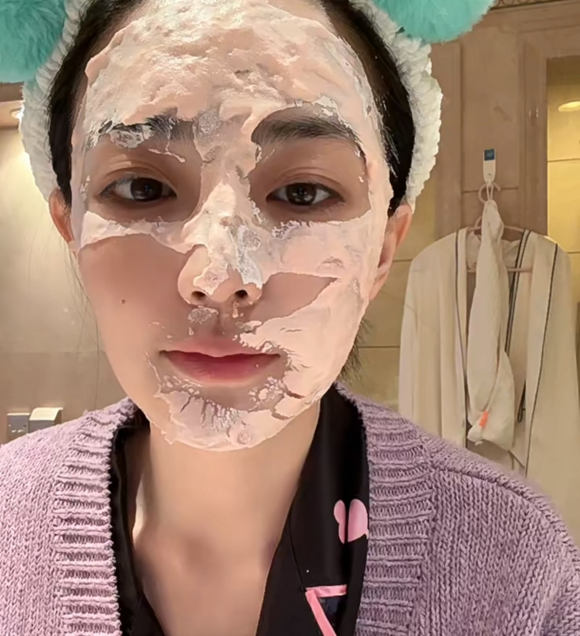 拍戏累了一天还是坚持保养皮肤,女明星的精致都是用耐心换来的,徐璐连