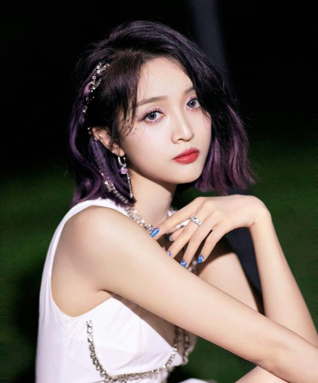 吴宣仪# 紫色挑染卷发搭白裙,妩媚多姿,如梦如幻