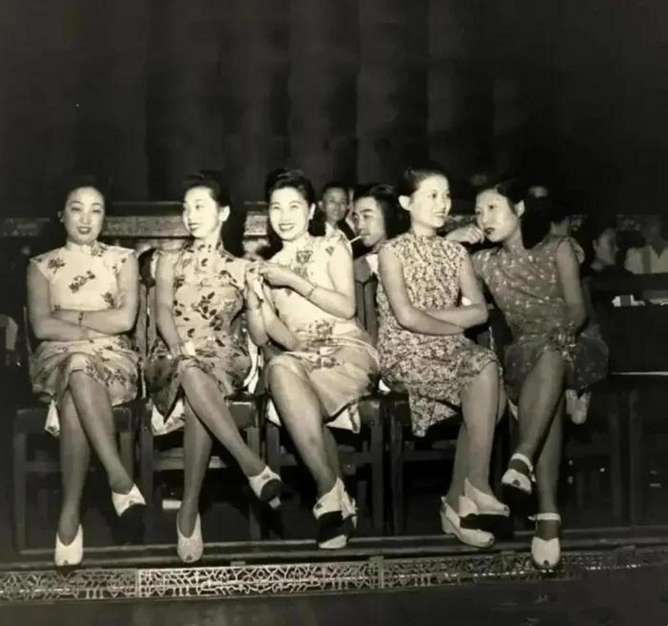 旧社会上海的舞女们,在当时那个年代,她们这一身穿着也是非常时尚了