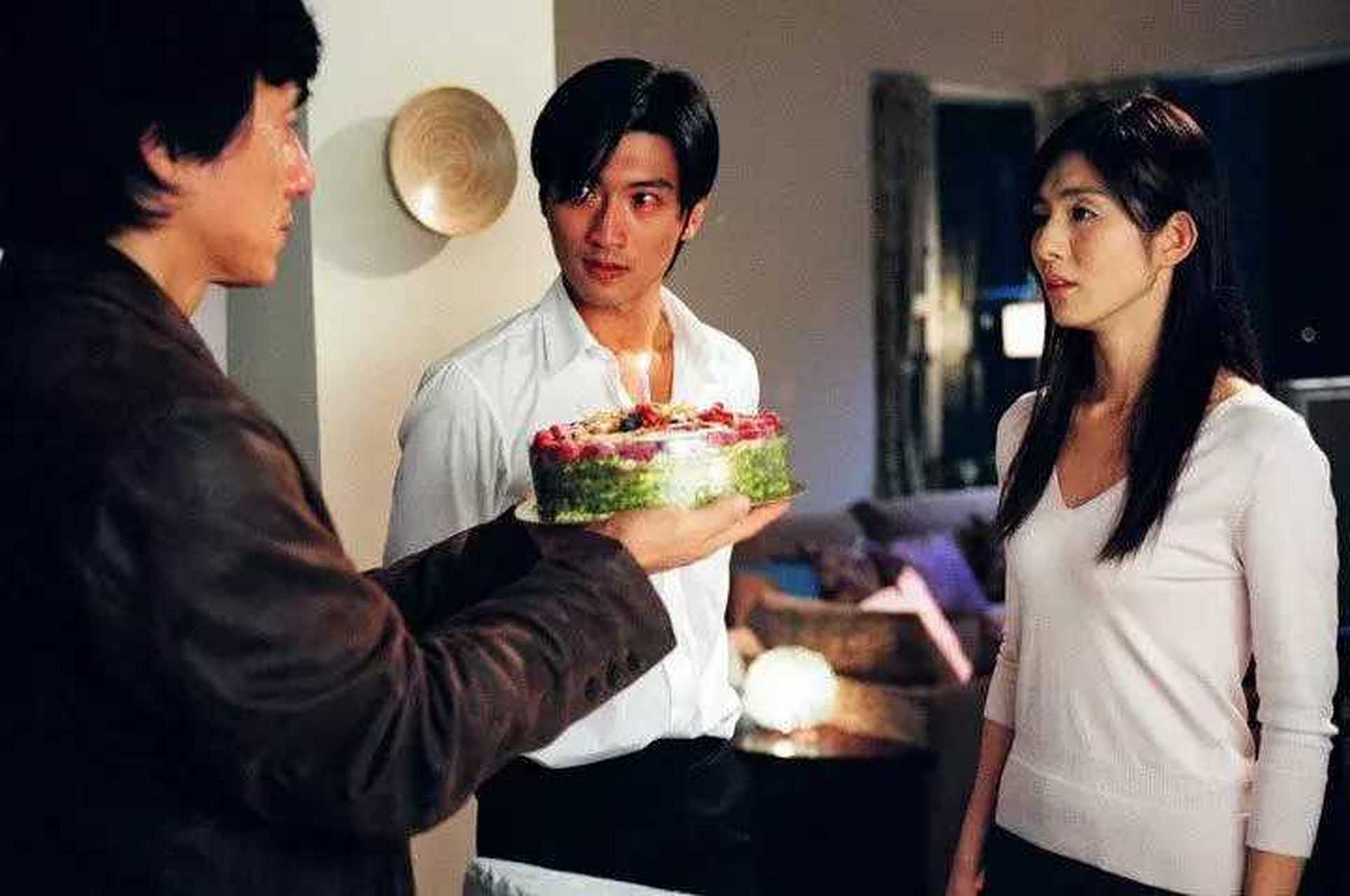 这次他首次执导的电影是,他24岁时和成龙主演的影片《新警察故事》