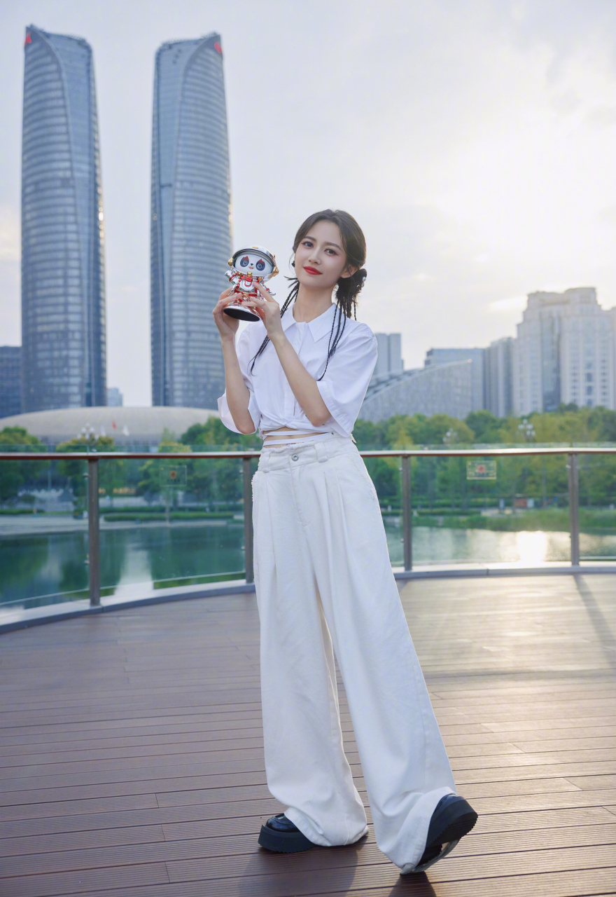 陈钰琪一身白色穿搭,配上个性编发,青春靓丽,又美又飒,少女感十足!