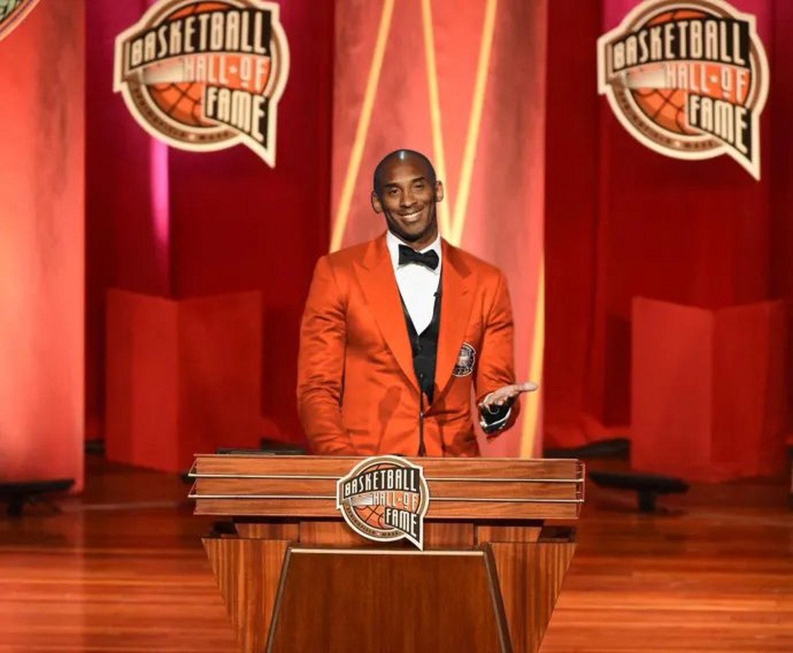 科比名人堂合成图,想老大了