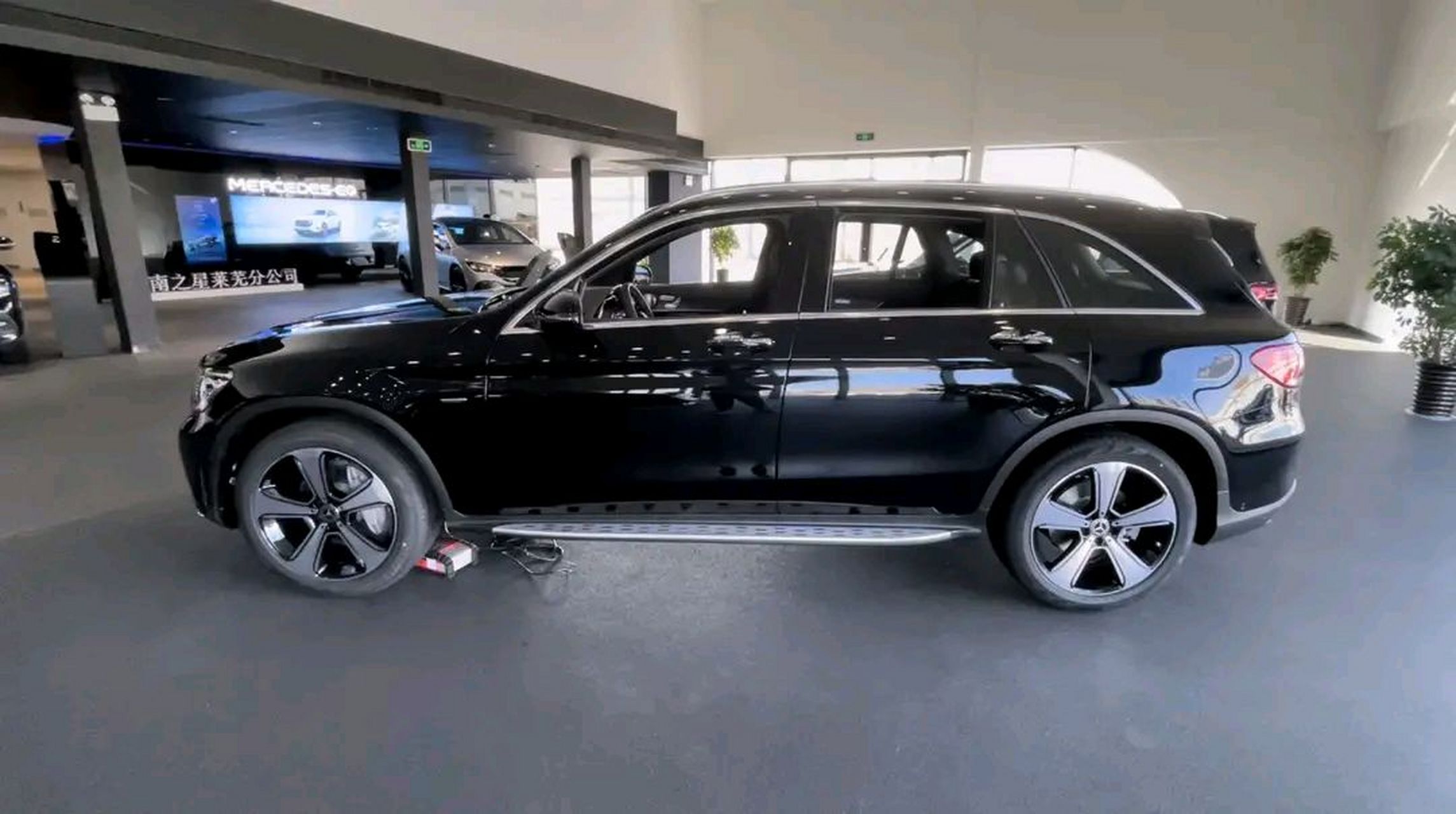 去年11月份,奔驰glc300的老款,成都优惠7.